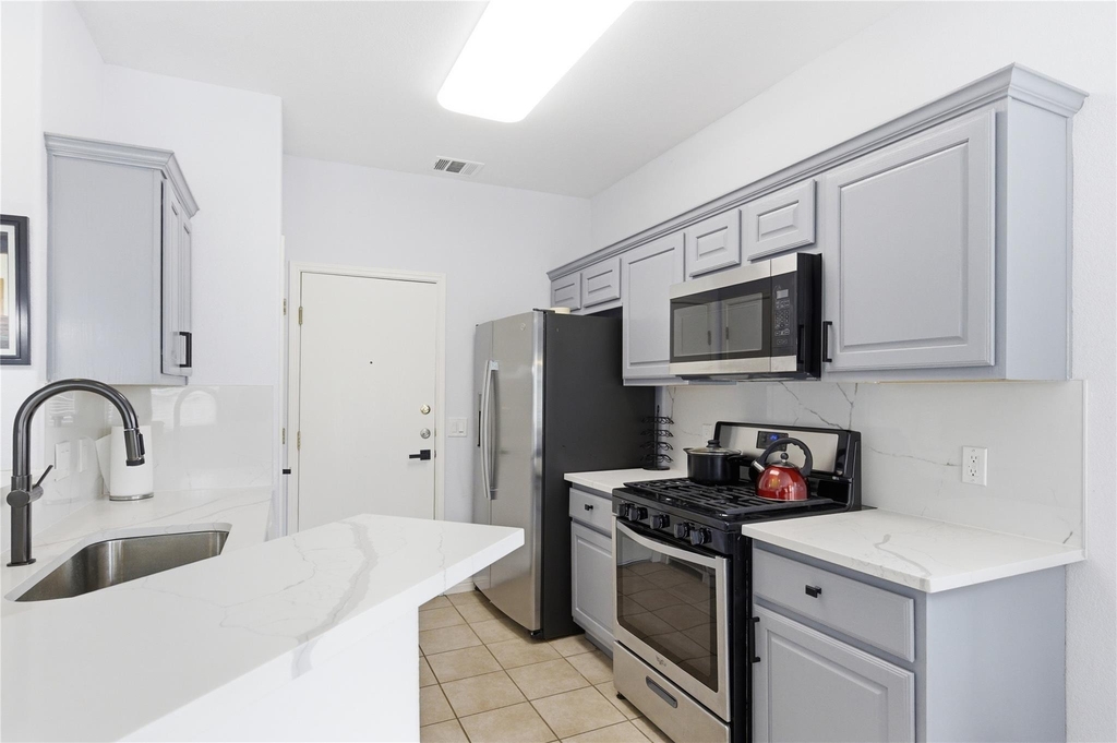 7510 Lazy Creek Dr - Photo 22