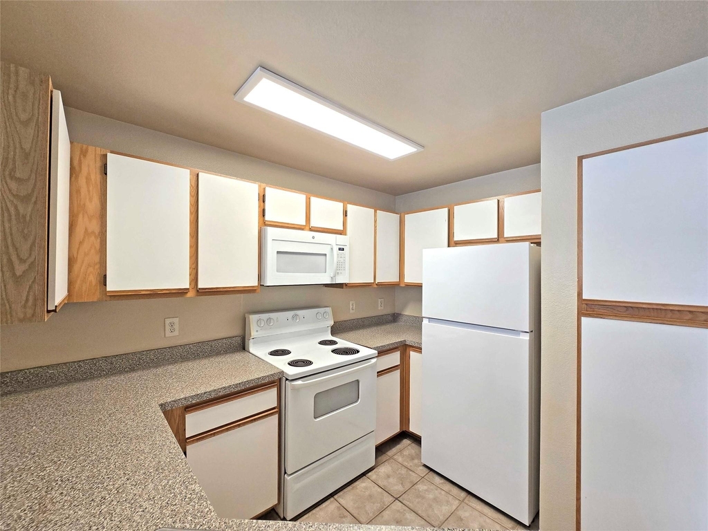 2320 Gracy Farms Ln - Photo 2
