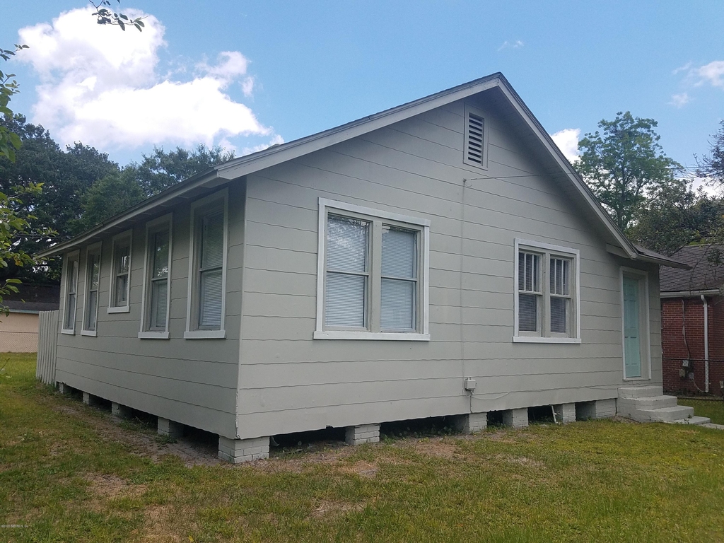 205 E 44th Street - Photo 1