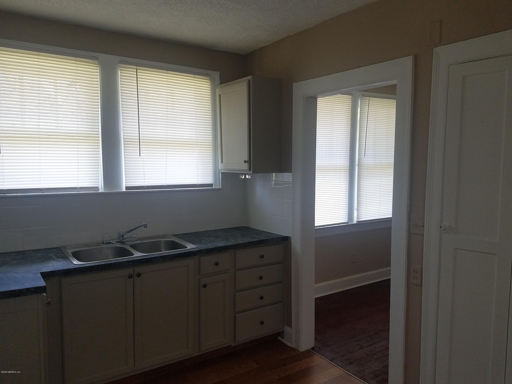 205 E 44th Street - Photo 4