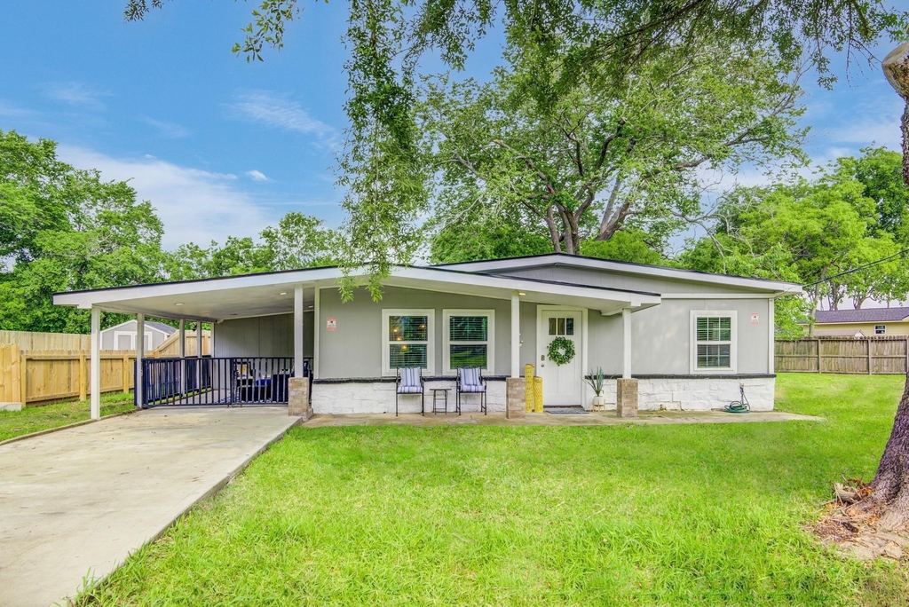 541 Circle Drive - Photo 0