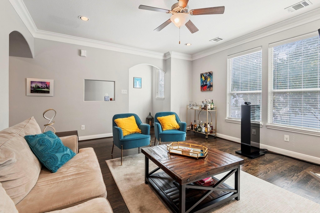 2204 Colorado Street - Photo 2