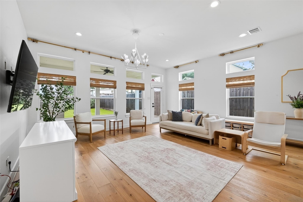 927 W 25th Street - Photo 1