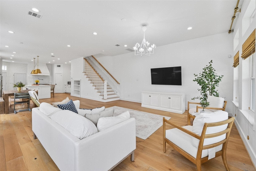 927 W 25th Street - Photo 2