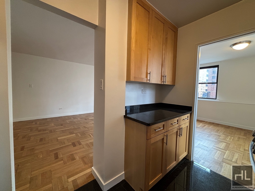 East 79th Street - Photo 4
