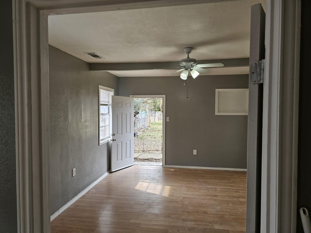 111 W Avenue D - Photo 9