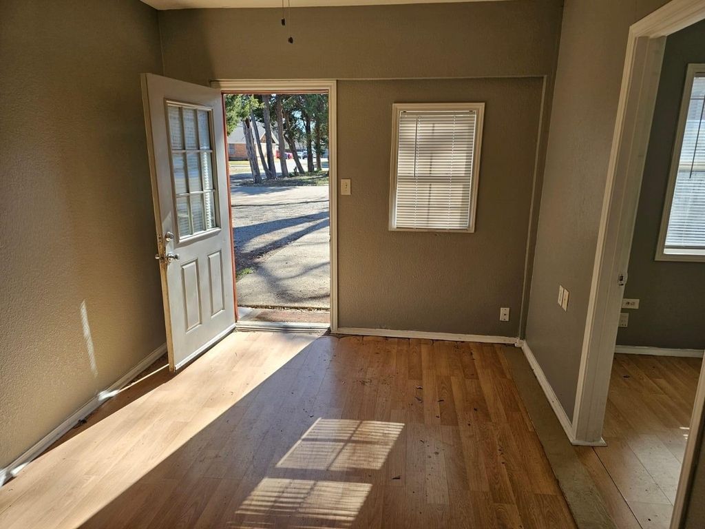 111 W Avenue D - Photo 1
