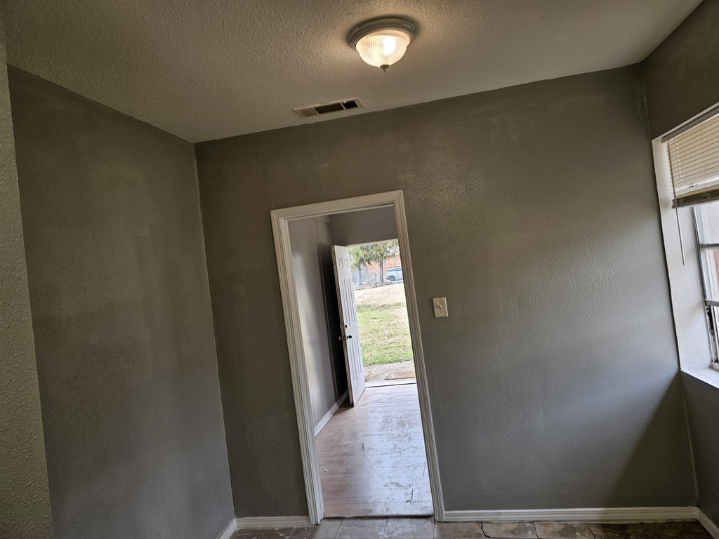 111 W Avenue D - Photo 14