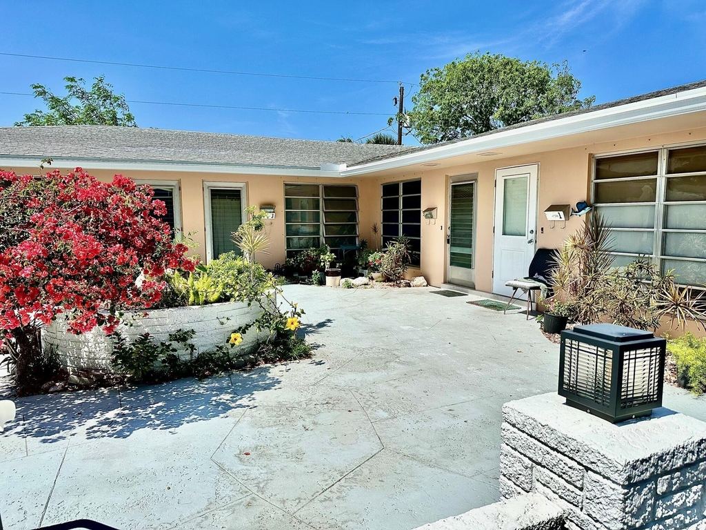 1261 Se 4th Street - Photo 0