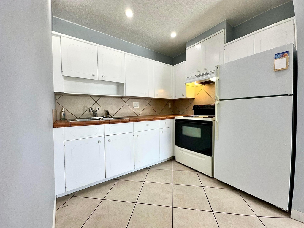 1261 Se 4th Street - Photo 2