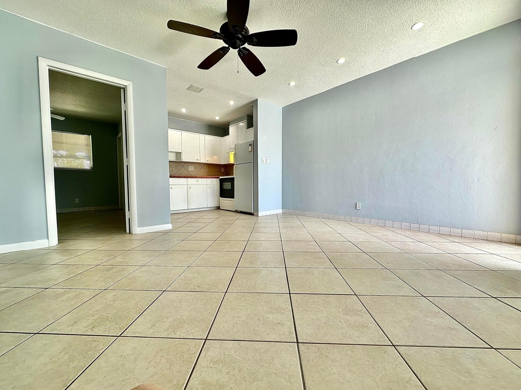 1261 Se 4th Street - Photo 3