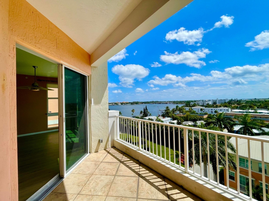 804 E Windward Way - Photo 1