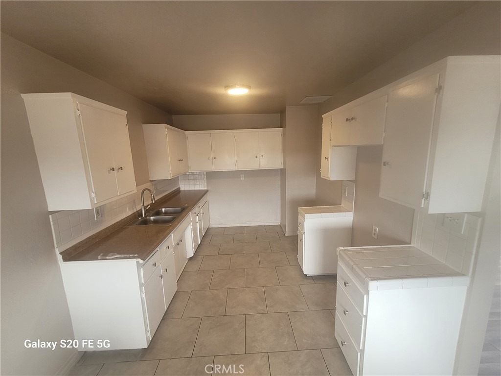 1037 W 108 Street - Photo 2