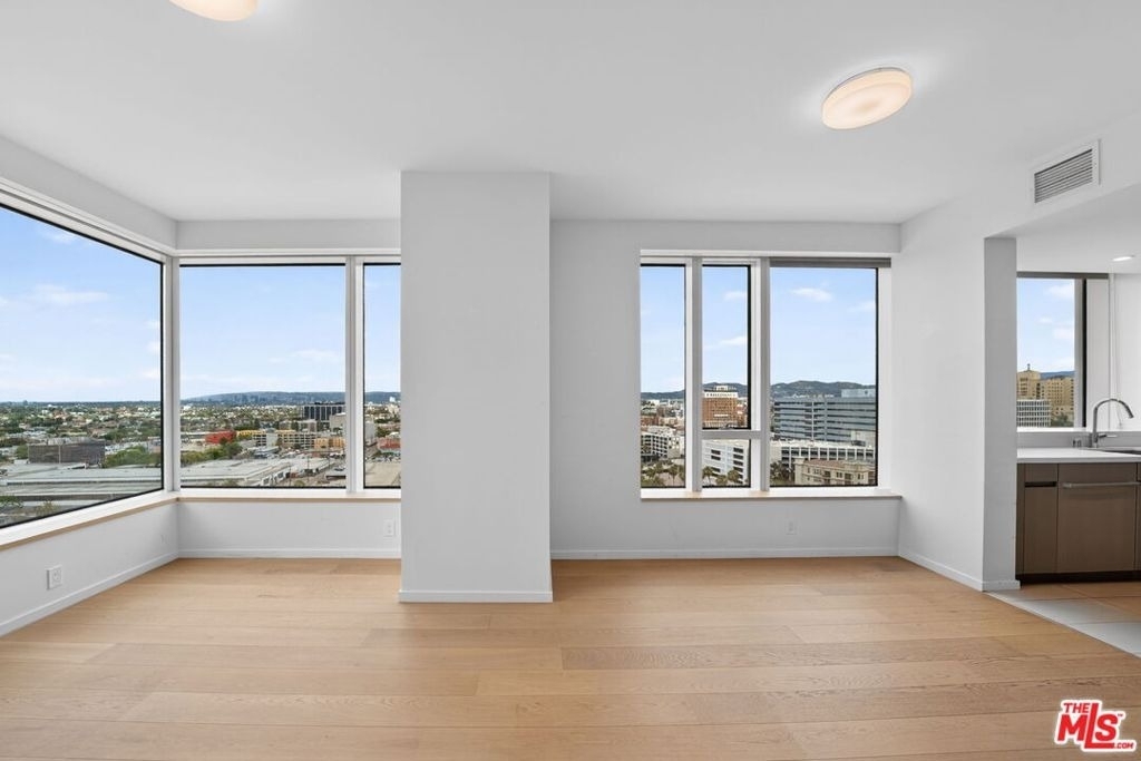 889 Francisco Street - Photo 4