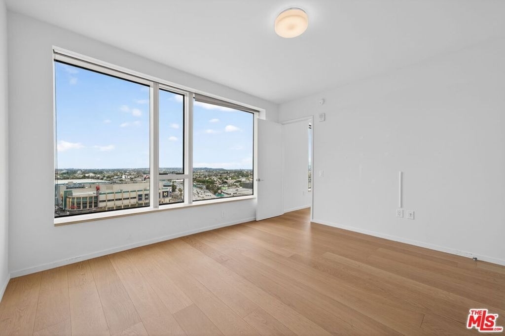 889 Francisco Street - Photo 10
