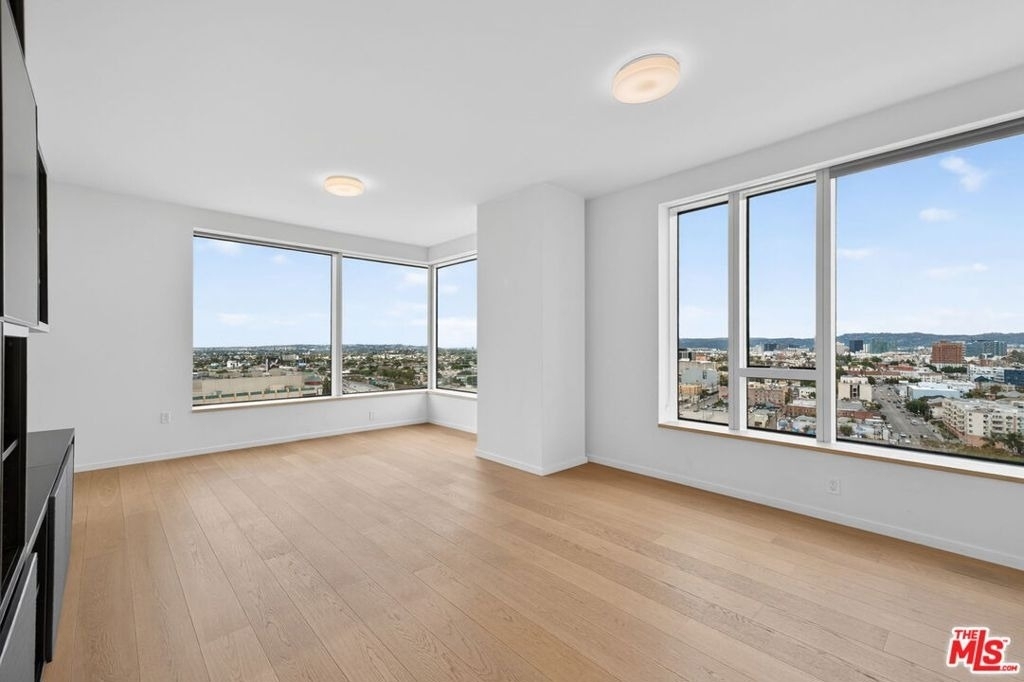 889 Francisco Street - Photo 2