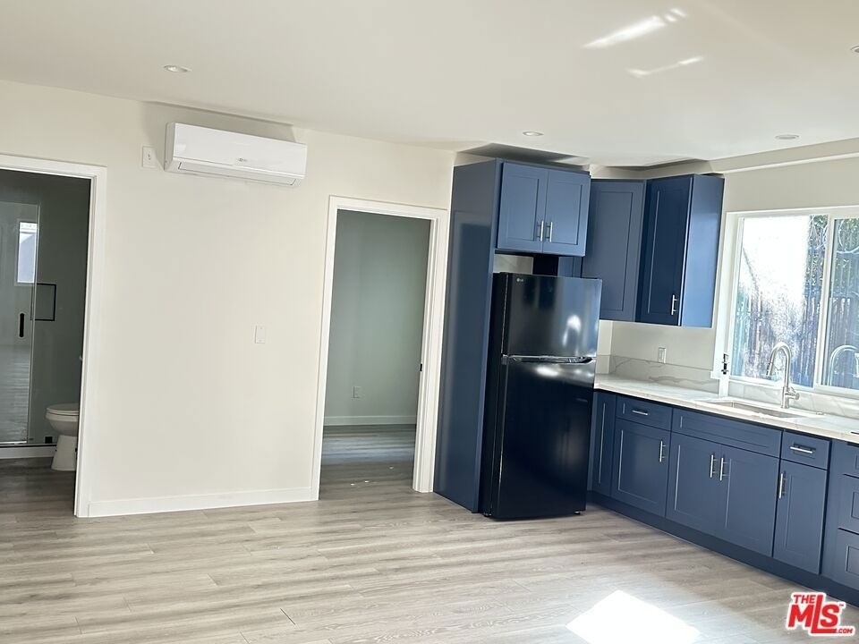 6224 1/8 De Longpre Avenue - Photo 2