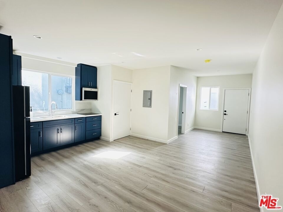 6224 1/8 De Longpre Avenue - Photo 1