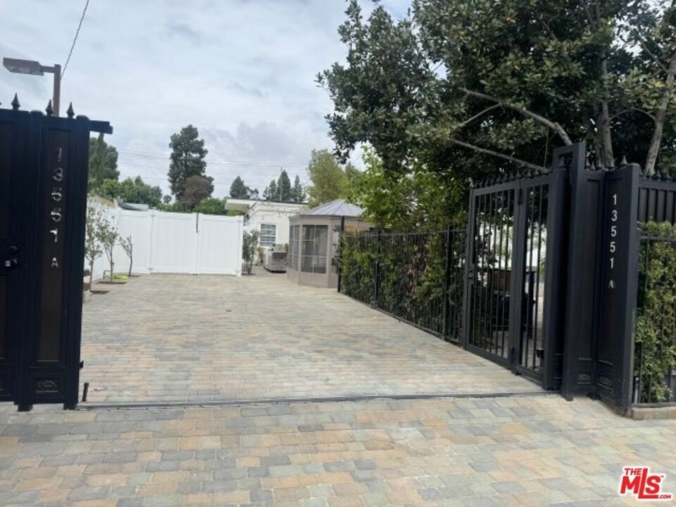 13551 Hart Street - Photo 13