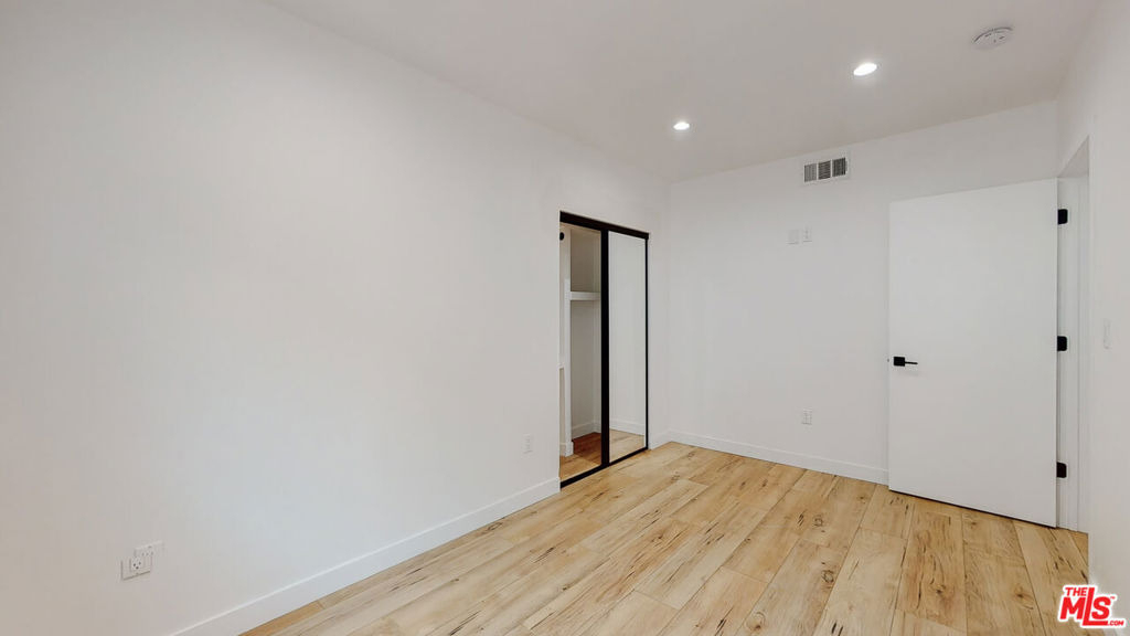 6811 Gloria Avenue - Photo 8