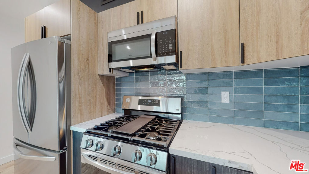 6811 Gloria Avenue - Photo 4