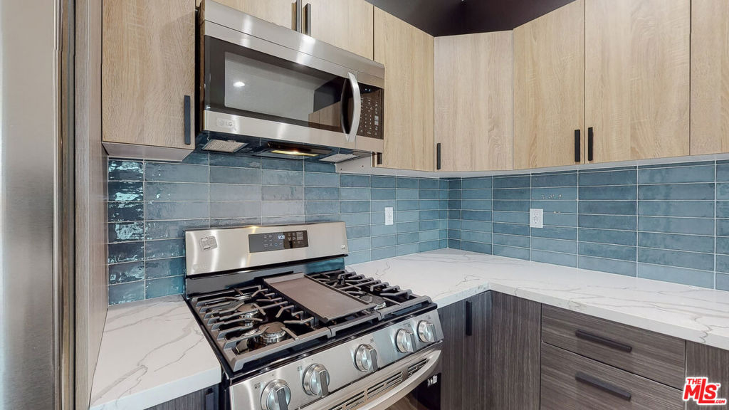 6811 Gloria Avenue - Photo 2