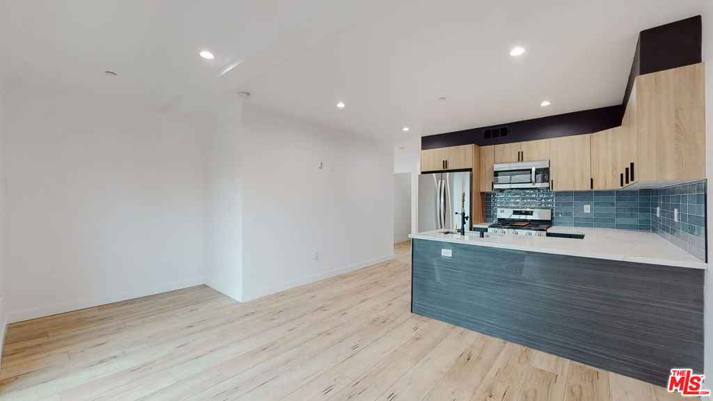 6811 Gloria Avenue - Photo 3