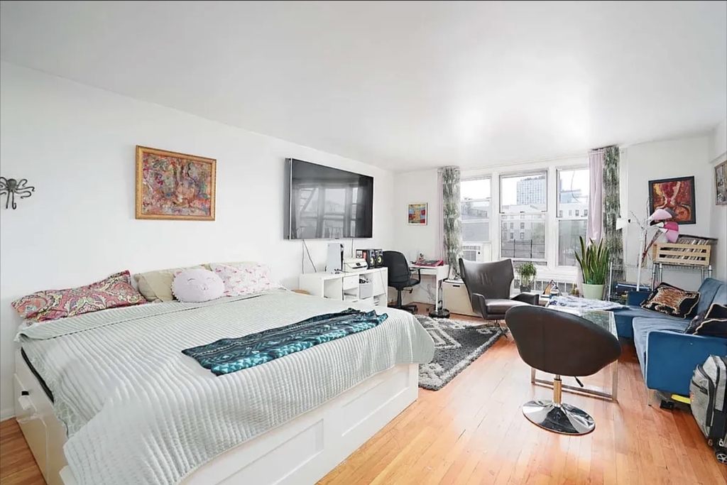 150 Hawthorne Street - Photo 0