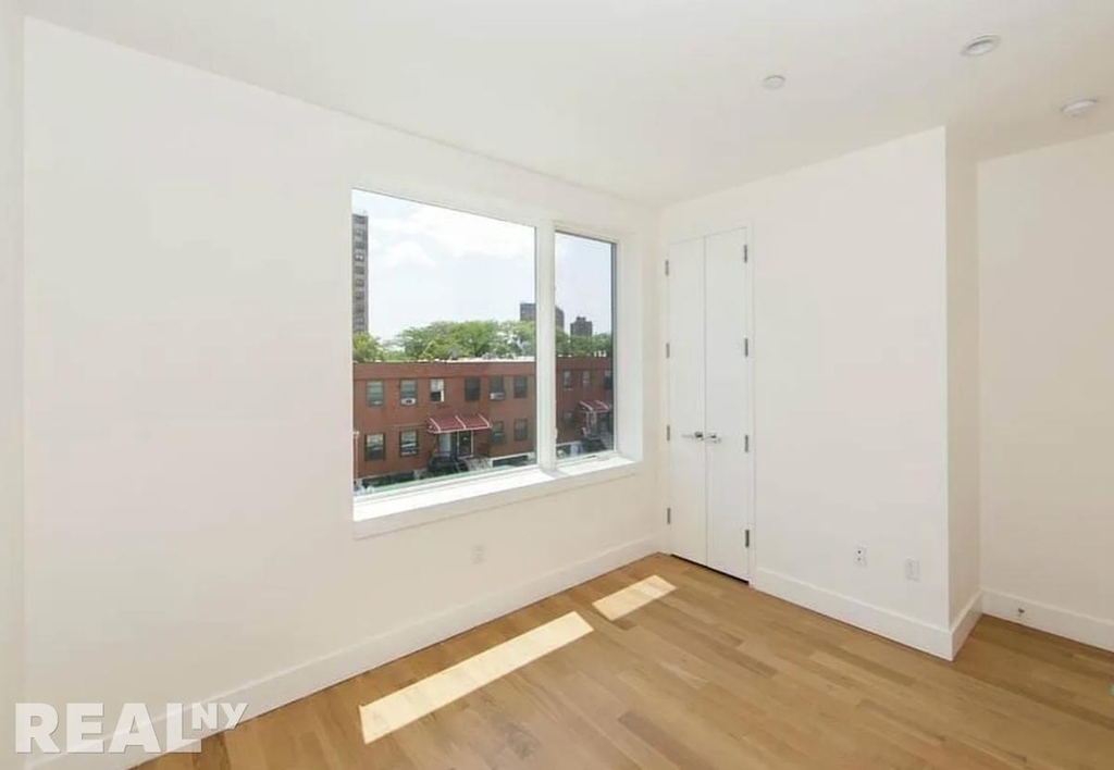 Bedford Avenue - Photo 1