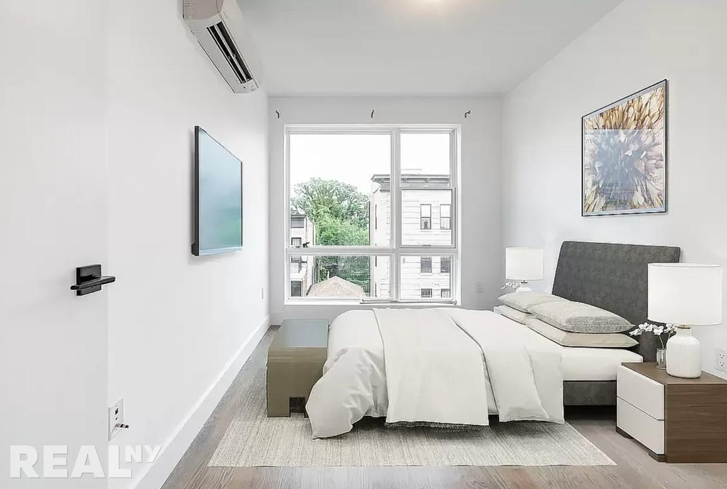 East 32nd Street - Photo 8