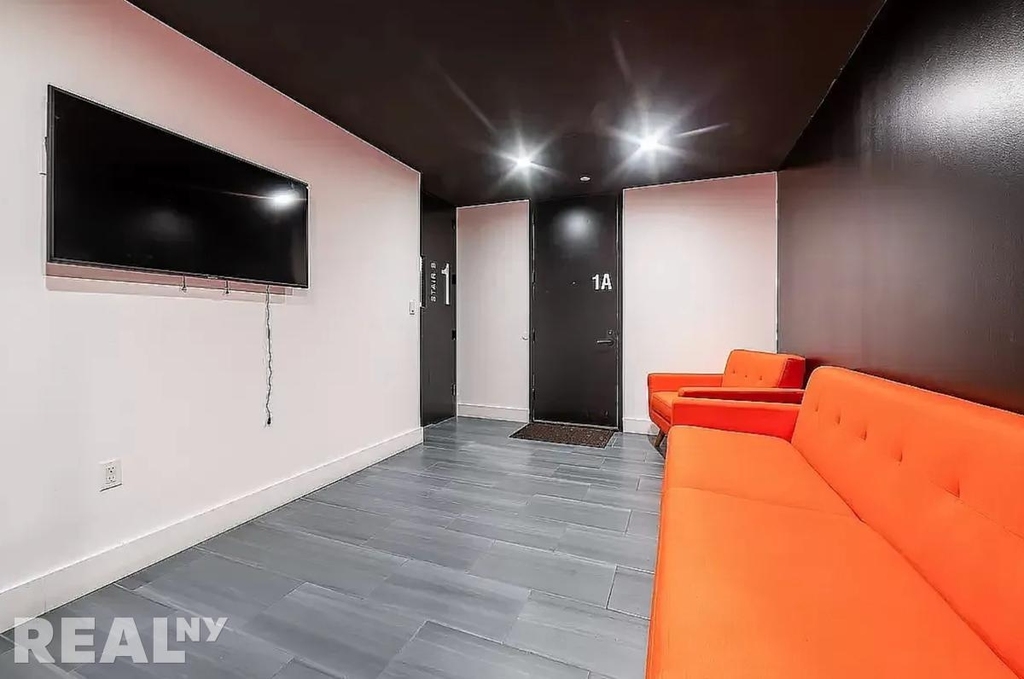 East 32nd Street - Photo 14