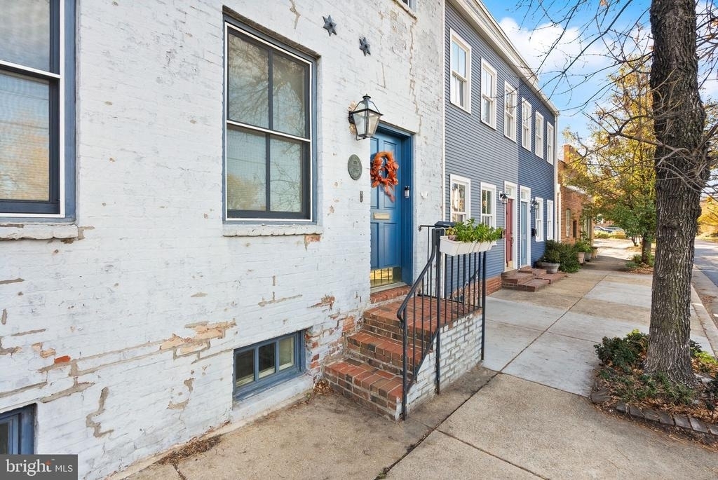 214 S Henry Street - Photo 2