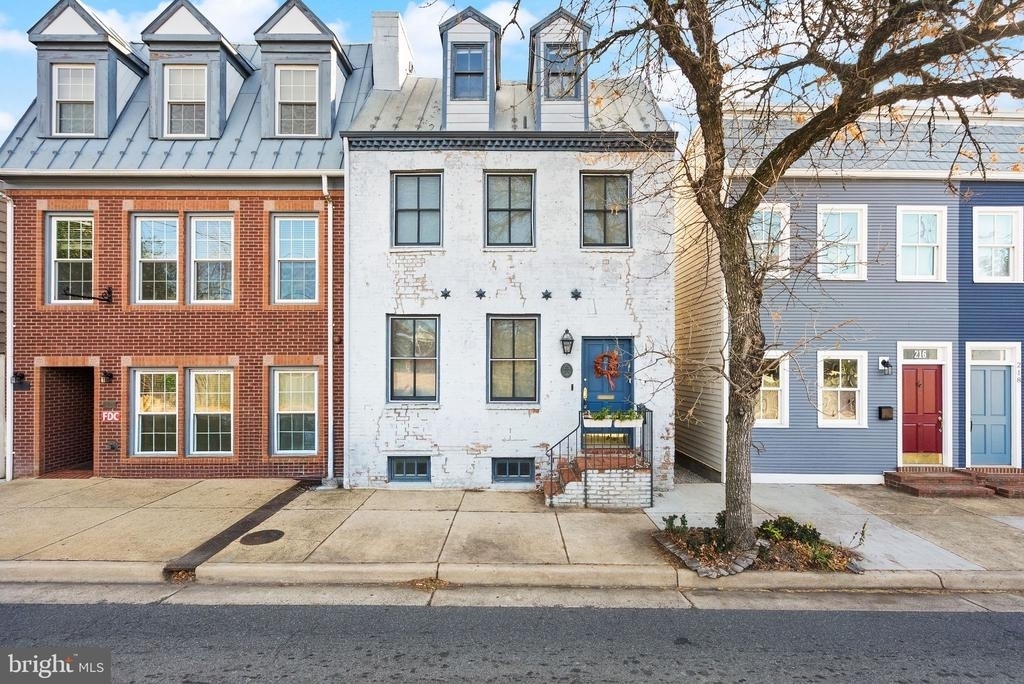 214 S Henry Street - Photo 0