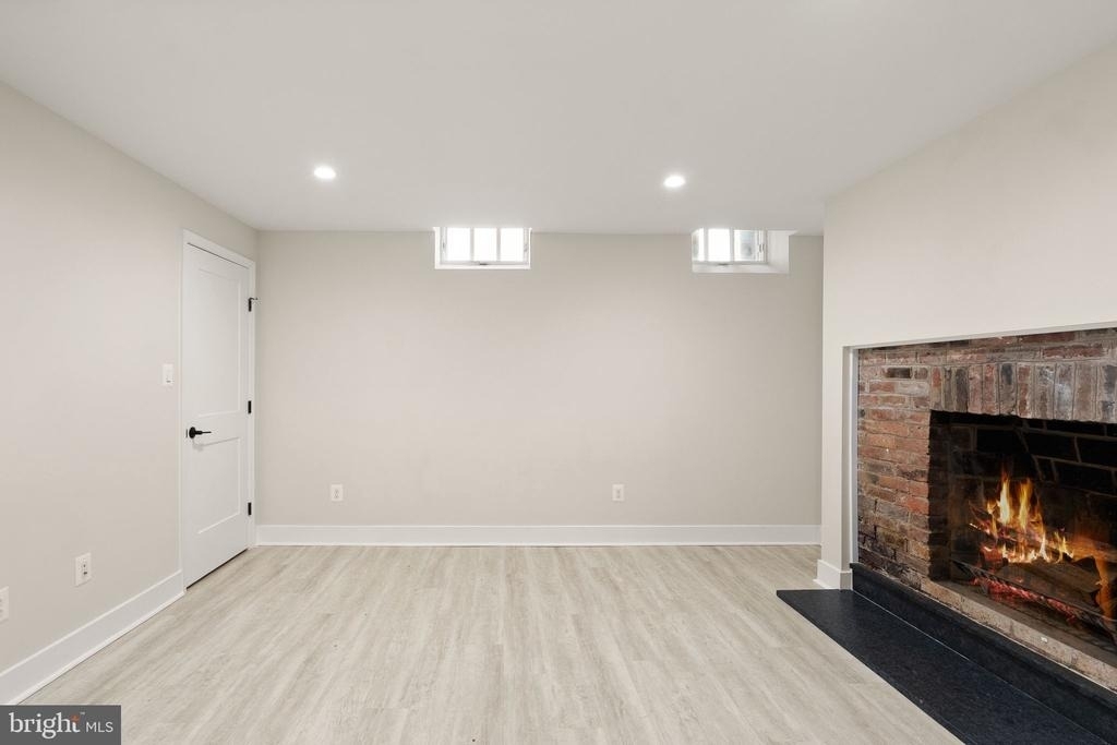 214 S Henry Street - Photo 10