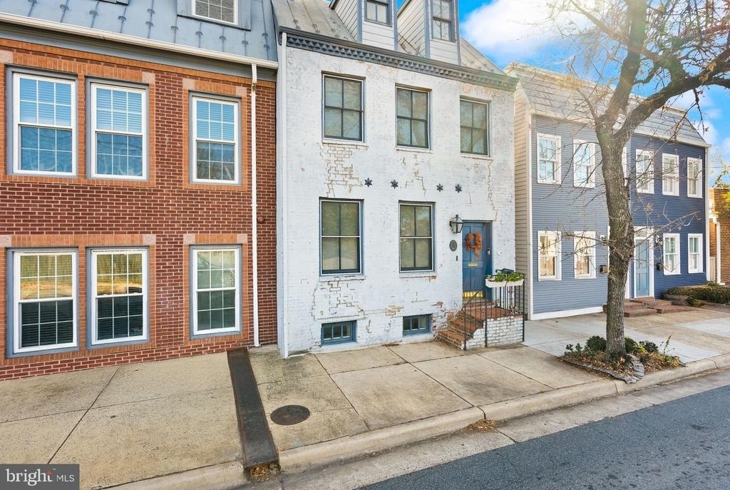 214 S Henry Street - Photo 1