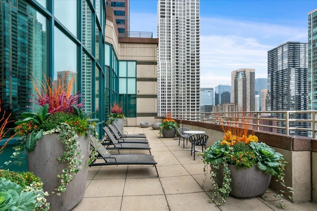 100 E Huron Street - Photo 29