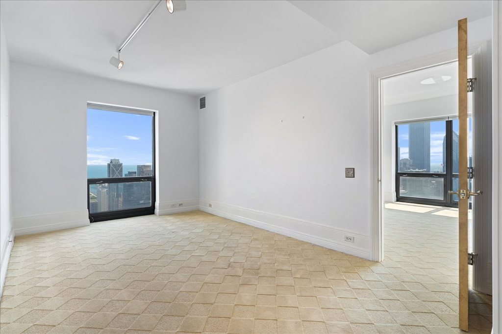 100 E Huron Street - Photo 19