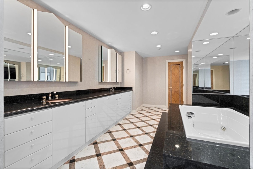 100 E Huron Street - Photo 16
