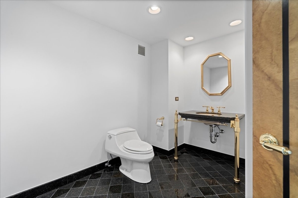 100 E Huron Street - Photo 24