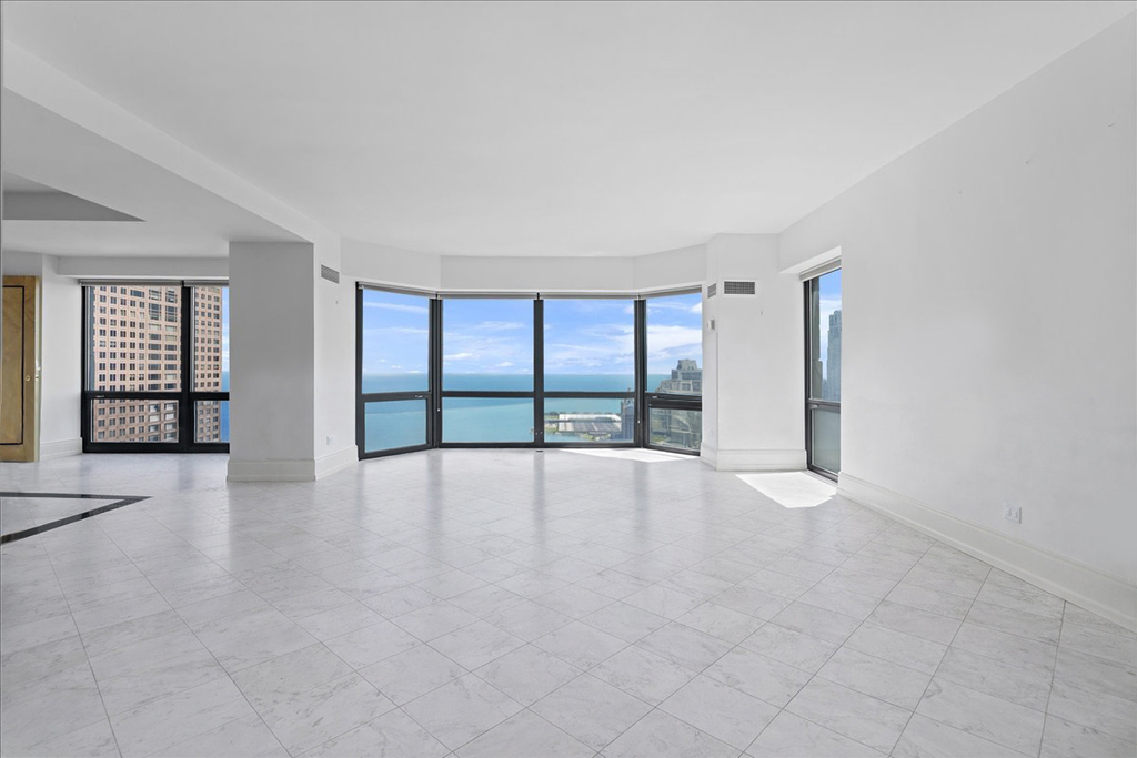 100 E Huron Street - Photo 2