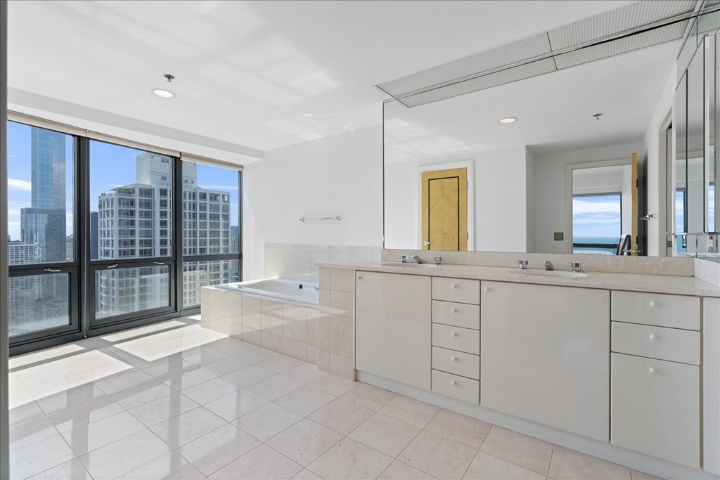 100 E Huron Street - Photo 23