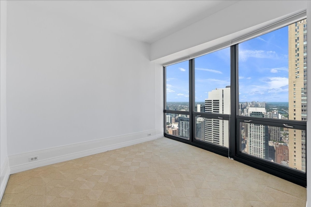 100 E Huron Street - Photo 15