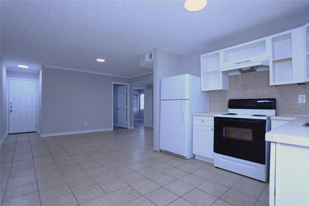 123 W 6th Street - Photo 2