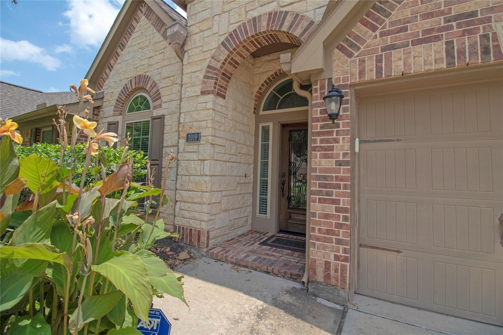 2019 Sunset Springs Drive - Photo 2