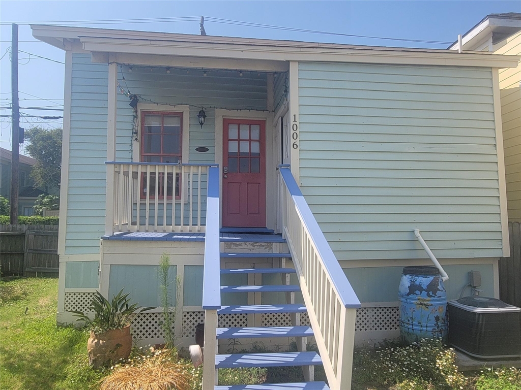 1006 Sealy Street - Photo 0