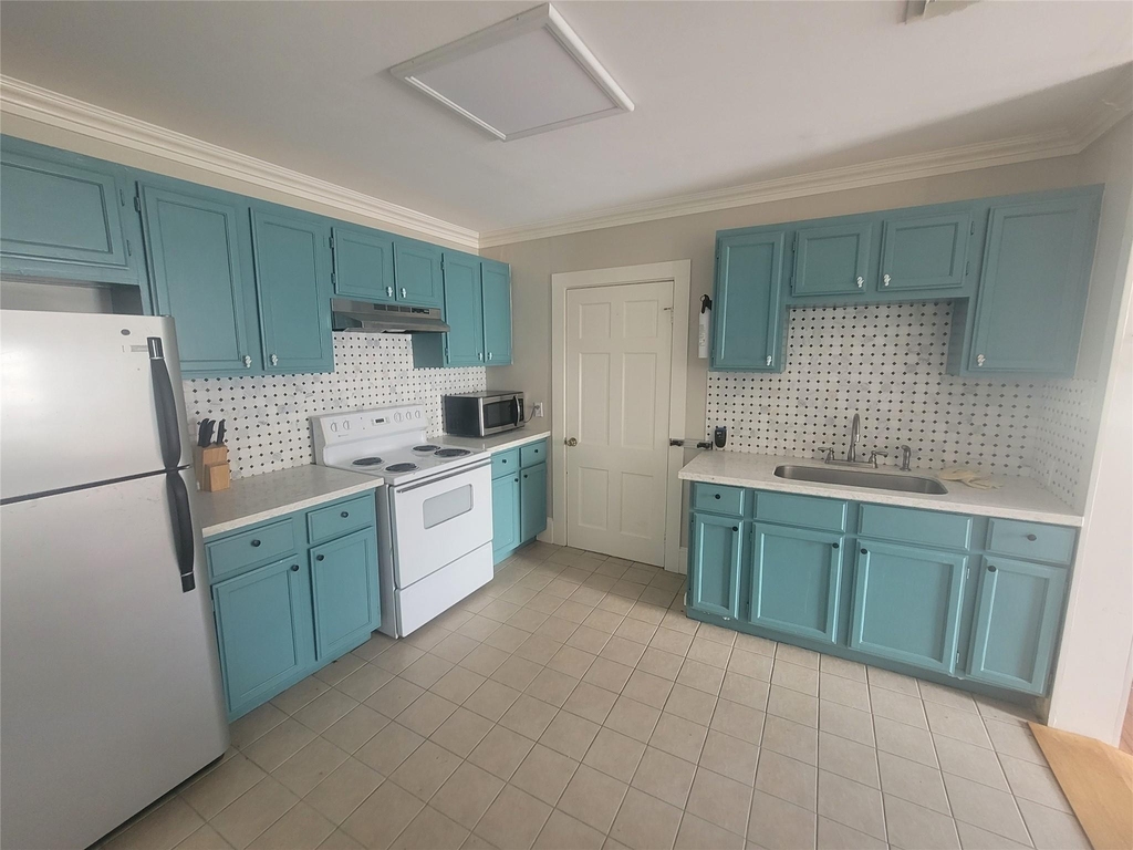 1006 Sealy Street - Photo 2