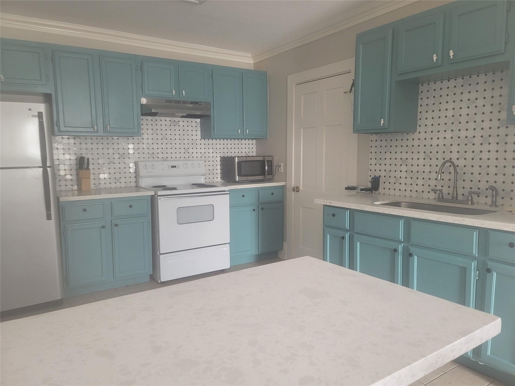 1006 Sealy Street - Photo 1