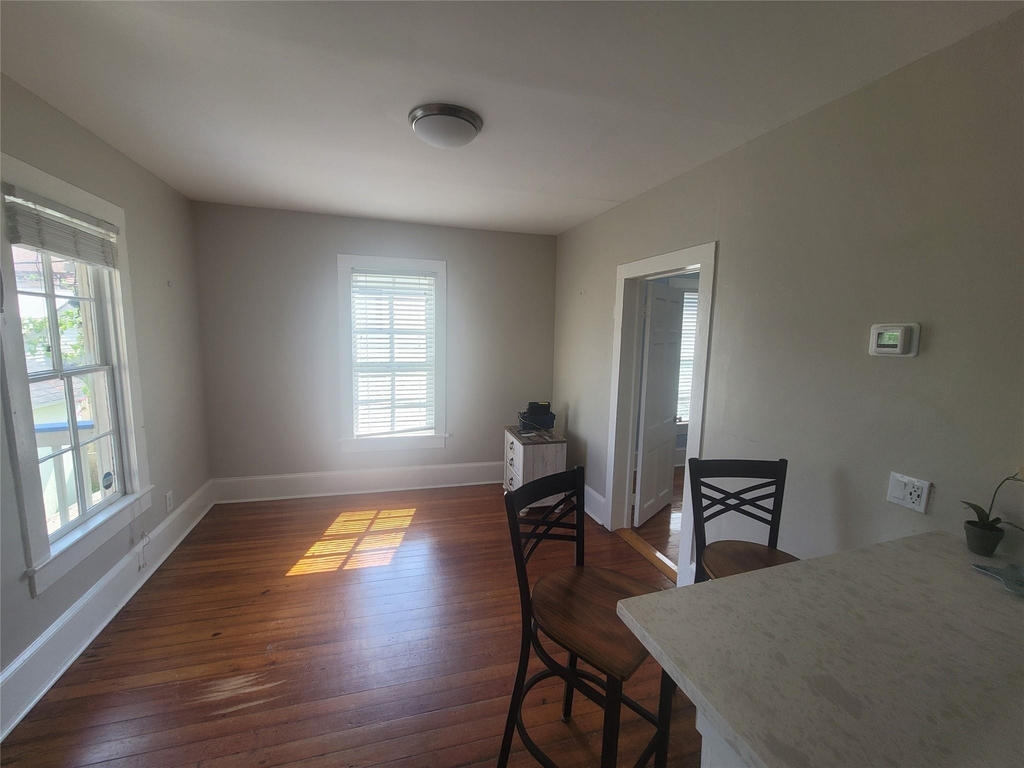 1006 Sealy Street - Photo 3