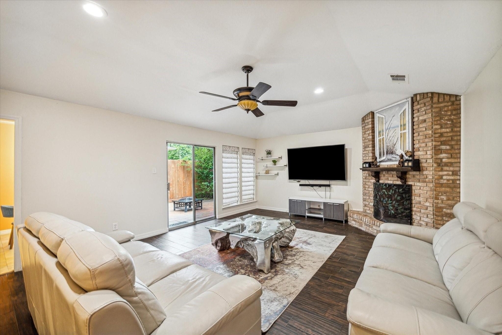 910 Coachlight Drive - Photo 4