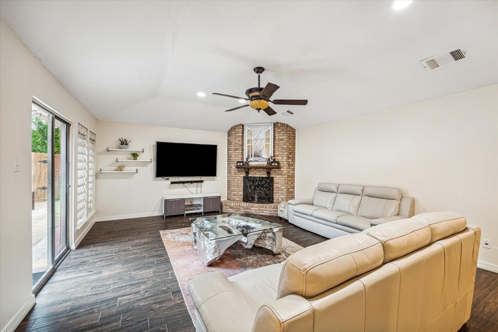 910 Coachlight Drive - Photo 2